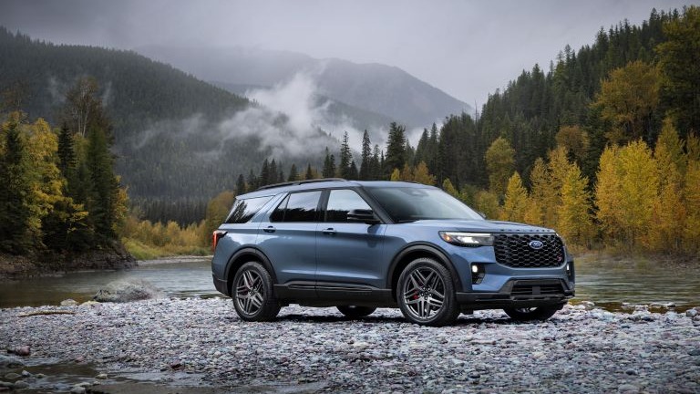 Top 10 Cars for Long-Distance Travel in 2025: Comfort, Reliability, and Performance